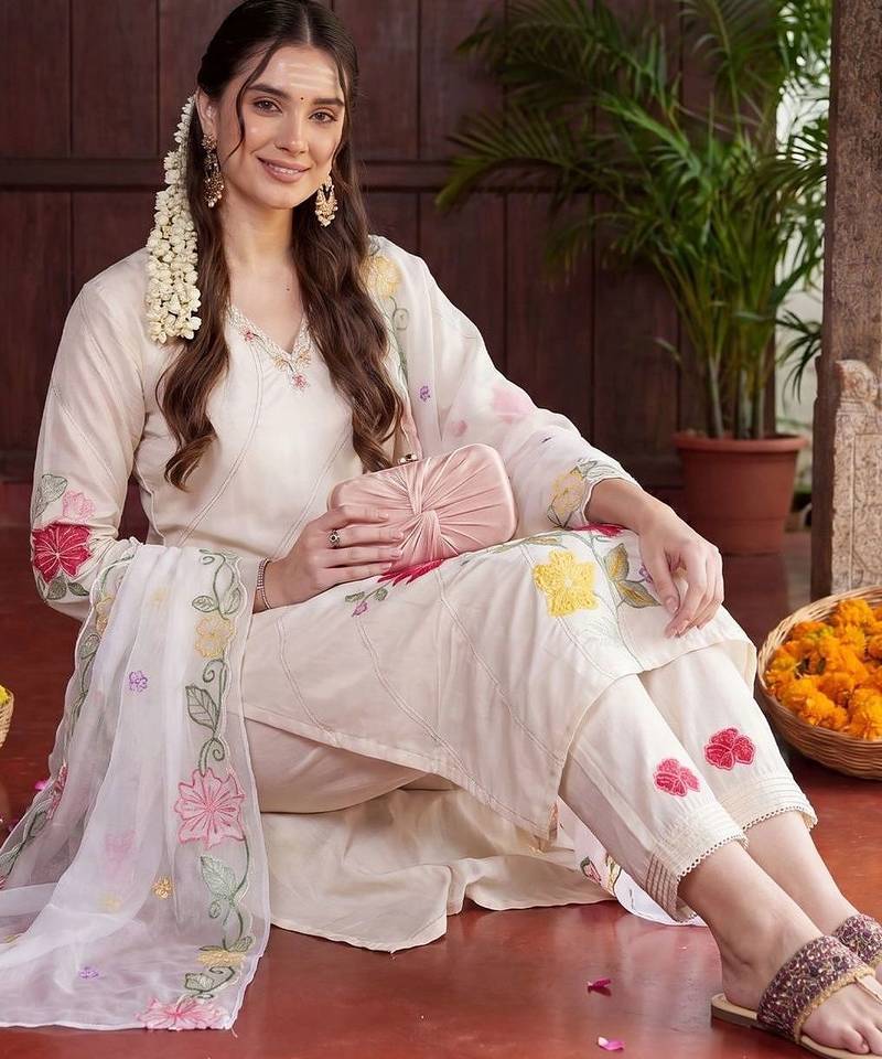 Women Floral Embroidered Regular Thread Work Kurta with Trousers & With Dupatta