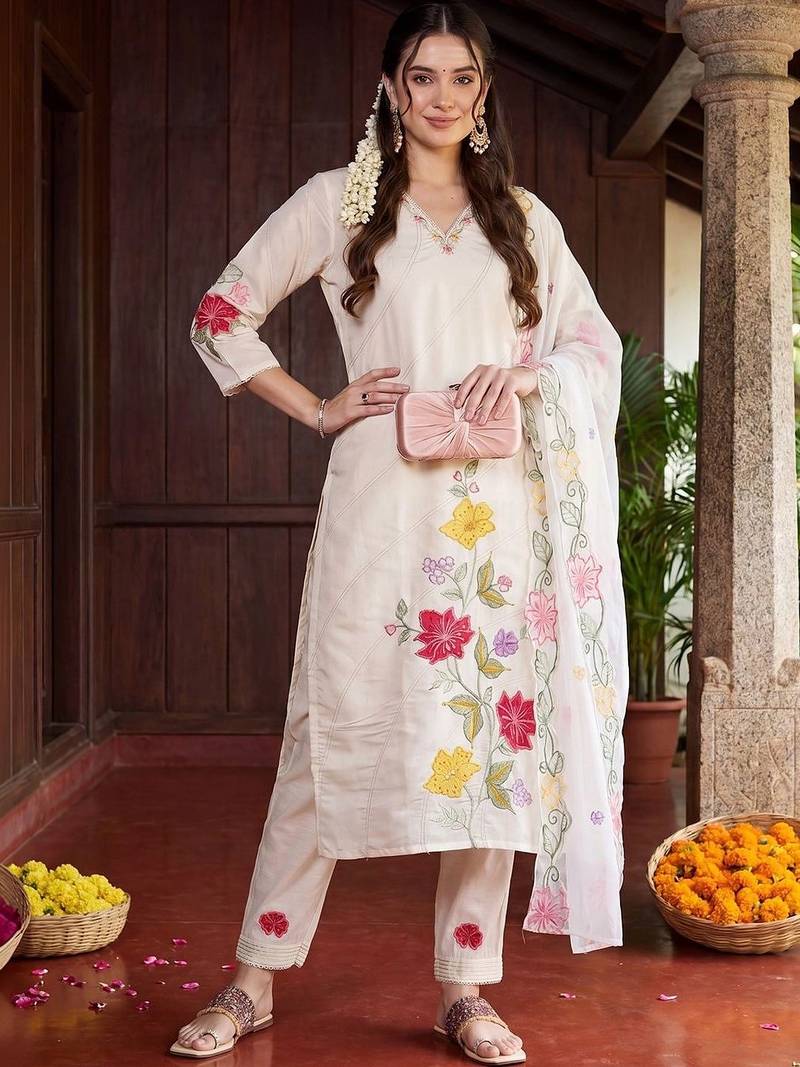 Women Floral Embroidered Regular Thread Work Kurta with Trousers & With Dupatta