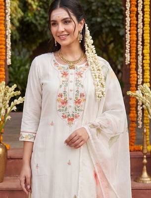 Women Floral Embroidered Regular Thread Work Kurta with Trousers & With Dupatta 2