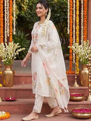Women Floral Embroidered Regular Thread Work Kurta with Trousers & With Dupatta 3