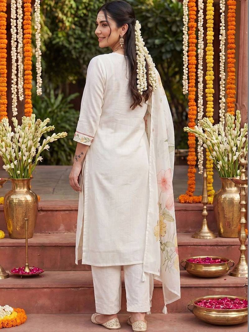 Women Floral Embroidered Regular Thread Work Kurta with Trousers & With Dupatta