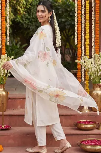 Women Floral Embroidered Regular Thread Work Kurta with Trousers & With Dupatta