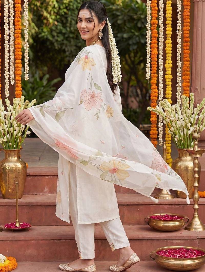 Women Floral Embroidered Regular Thread Work Kurta with Trousers & With Dupatta
