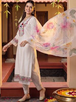 Women Floral Embroidered Regular Thread Work Kurta with Trousers & With Dupatta 1