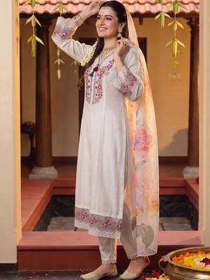 Women Floral Embroidered Regular Thread Work Kurta with Trousers & With Dupatta 3