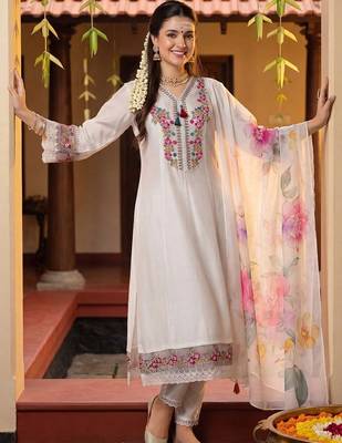 Women Floral Embroidered Regular Thread Work Kurta with Trousers & With Dupatta 6