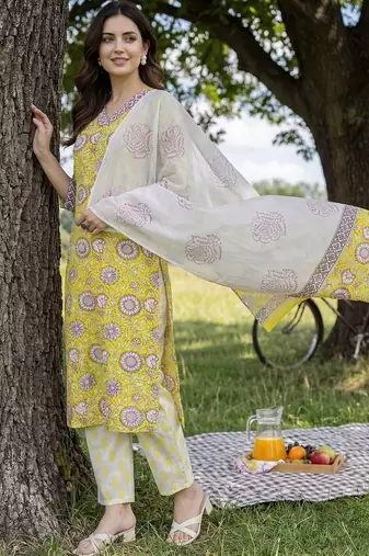 Women Floral Printed Regular Pure Cotton Kurta with Trousers & With Dupatta