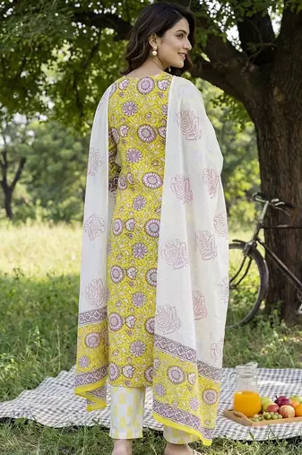 Women Floral Printed Regular Pure Cotton Kurta with Trousers & With Dupatta