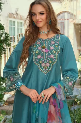 Women Floral Embroidered Regular Thread Work Liva Kurta with Trousers & With Dupatta