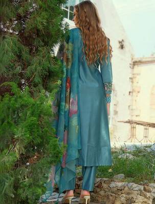 Women Floral Embroidered Regular Thread Work Liva Kurta with Trousers & With Dupatta 3
