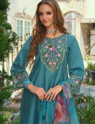 Women Floral Embroidered Regular Thread Work Liva Kurta with Trousers & With Dupatta 4