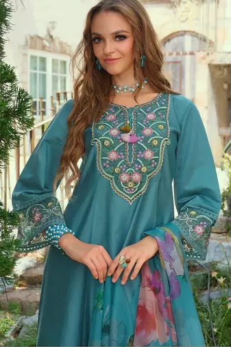 Women Floral Embroidered Regular Thread Work Liva Kurta with Trousers & With Dupatta