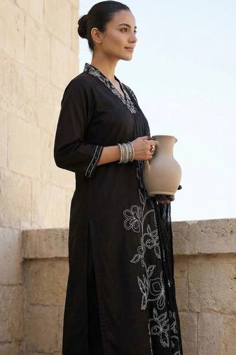 Women Floral Embroidered Regular Thread Work Pure Cotton Kurta with Trousers & With Dupatta