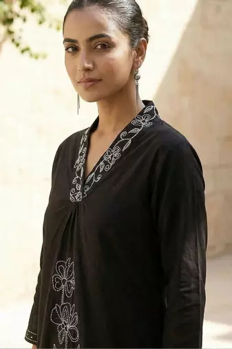 Women Floral Embroidered Regular Thread Work Pure Cotton Kurta with Trousers & With Dupatta
