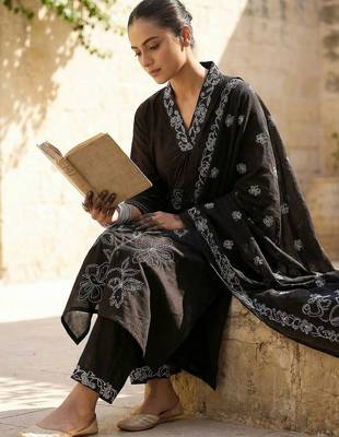 Women Floral Embroidered Regular Thread Work Pure Cotton Kurta with Trousers & With Dupatta 4