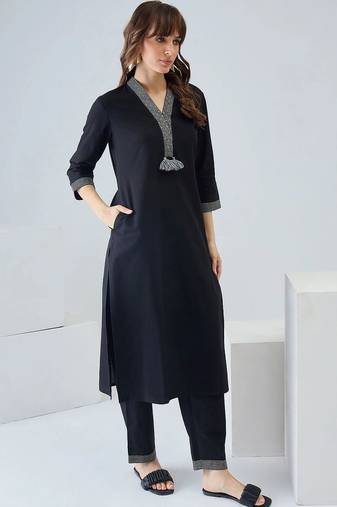 Women Regular Thread Work Kurta with Trousers