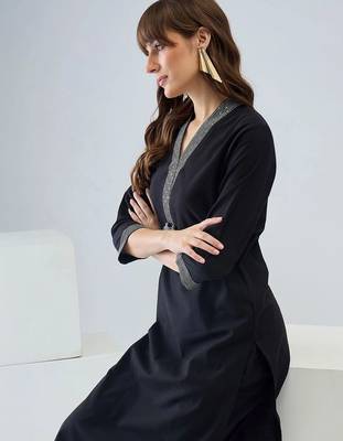 Women Regular Thread Work Kurta with Trousers 5