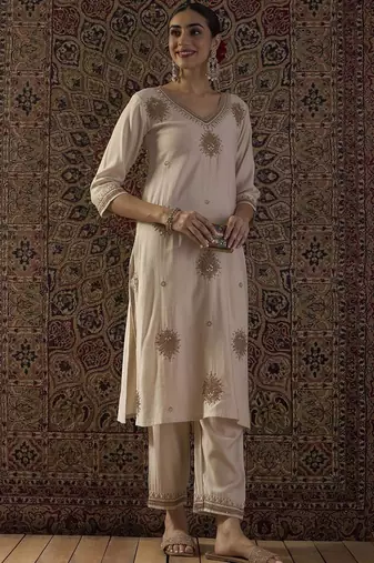 Women Ethnic Motifs Embroidered Regular Thread Work Liva Kurta with Trousers
