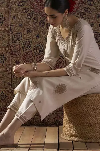Women Ethnic Motifs Embroidered Regular Thread Work Liva Kurta with Trousers