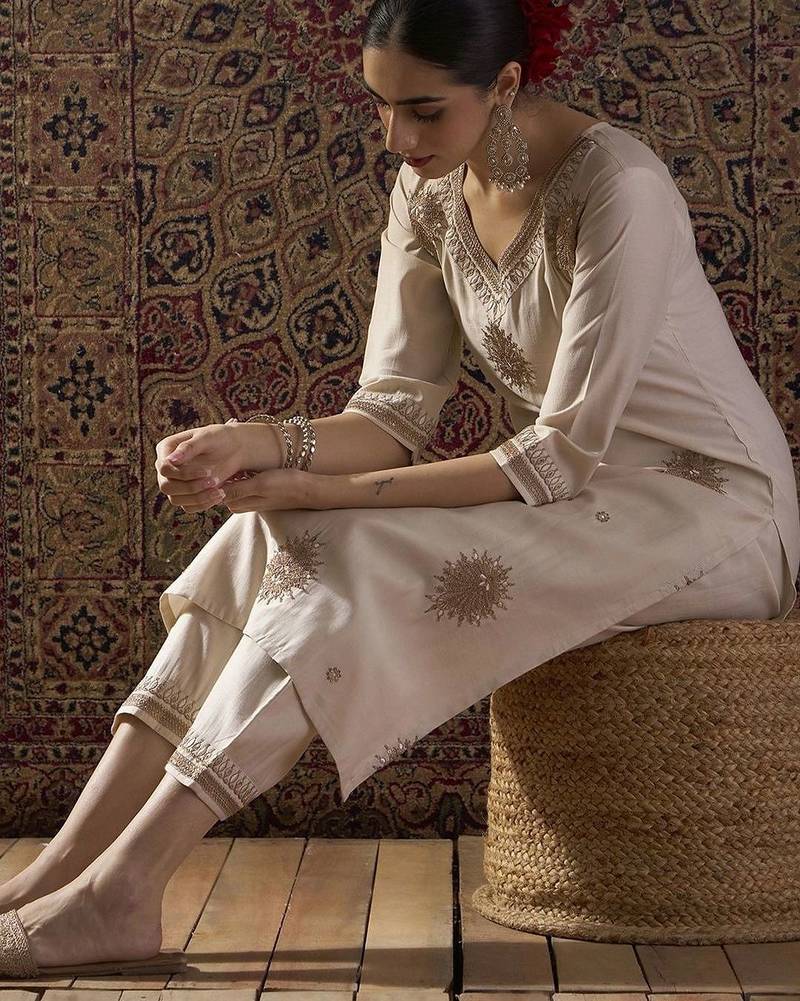 Women Ethnic Motifs Embroidered Regular Thread Work Liva Kurta with Trousers