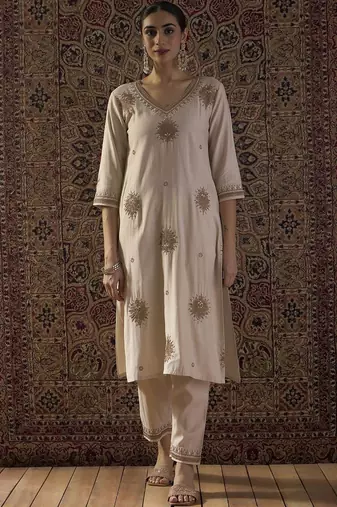 Women Ethnic Motifs Embroidered Regular Thread Work Liva Kurta with Trousers