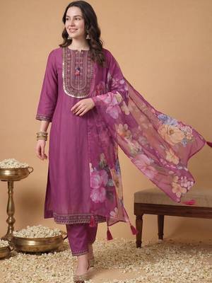 Women Floral Embroidered Regular Thread Work Kurta with Trousers & With Dupatta 1