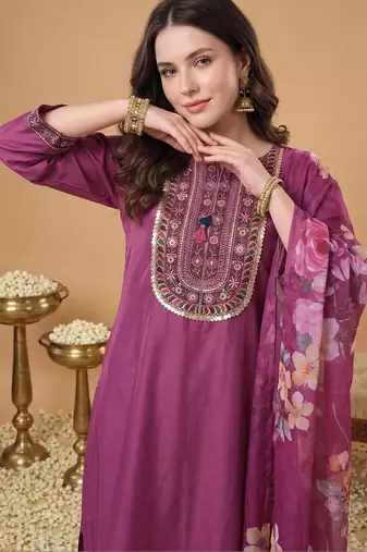 Women Floral Embroidered Regular Thread Work Kurta with Trousers & With Dupatta
