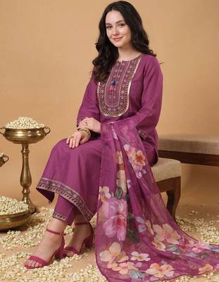 Women Floral Embroidered Regular Thread Work Kurta with Trousers & With Dupatta 4