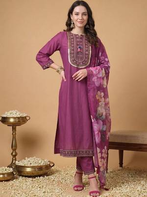 Women Floral Embroidered Regular Thread Work Kurta with Trousers & With Dupatta 5