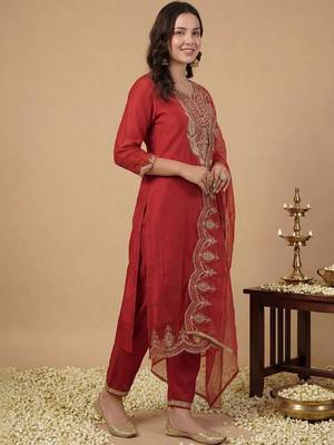 Women Ethnic Motifs Embroidered Regular Thread Work Liva Kurta with Trousers & With Dupatta 3