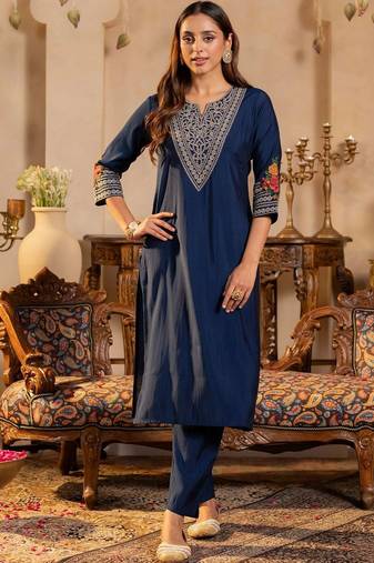 Women Ethnic Motifs Embroidered Regular Thread Work Kurta with Trousers
