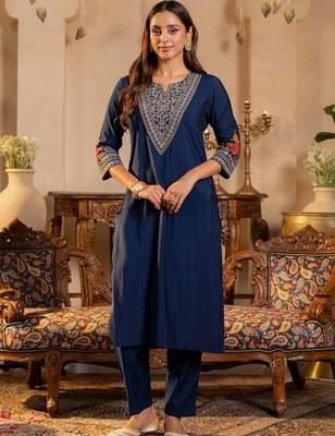 Women Ethnic Motifs Embroidered Regular Thread Work Kurta with Trousers 3