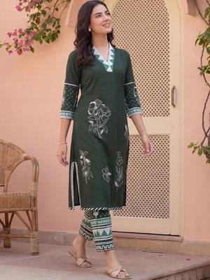 Women Floral Printed Regular Pure Cotton Kurta with Trousers 1
