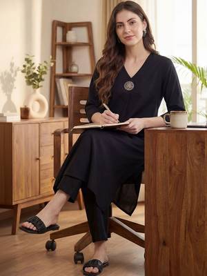 Women Regular Liva Kurta with Trousers 5