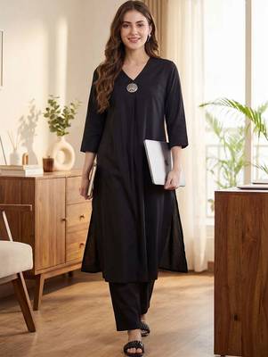 Women Regular Liva Kurta with Trousers 6