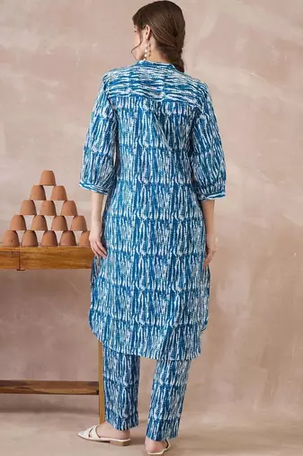 Women Dyed Regular Pure Cotton Kurta with Trousers