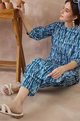 Women Dyed Regular Pure Cotton Kurta with Trousers