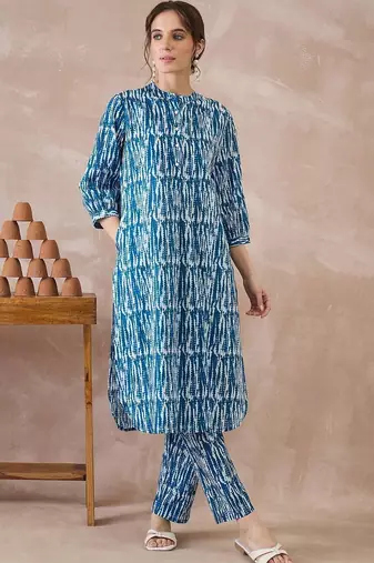 Women Dyed Regular Pure Cotton Kurta with Trousers