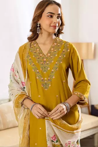 Women Floral Embroidered Regular Thread Work Kurta with Trousers & With Dupatta