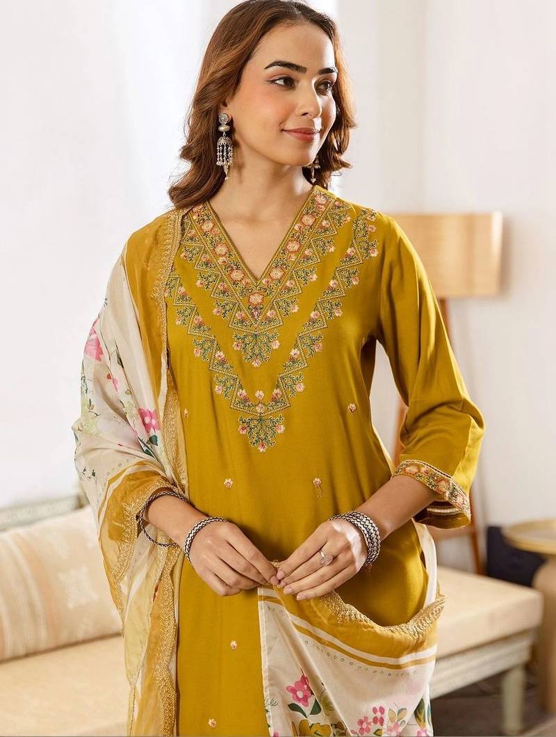 Women Floral Embroidered Regular Thread Work Kurta with Trousers & With Dupatta