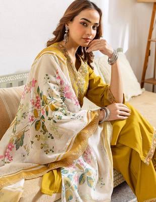 Women Floral Embroidered Regular Thread Work Kurta with Trousers & With Dupatta 3