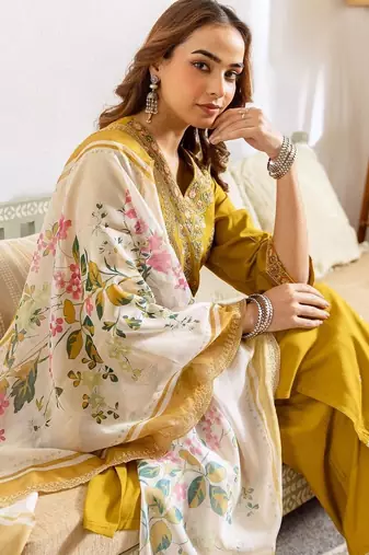 Women Floral Embroidered Regular Thread Work Kurta with Trousers & With Dupatta