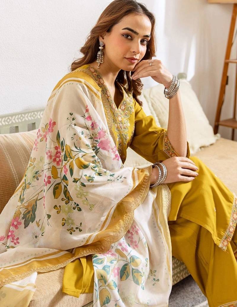 Women Floral Embroidered Regular Thread Work Kurta with Trousers & With Dupatta