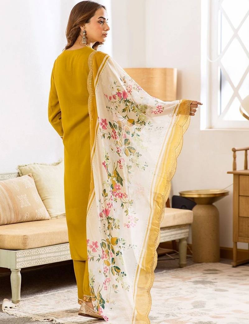 Women Floral Embroidered Regular Thread Work Kurta with Trousers & With Dupatta