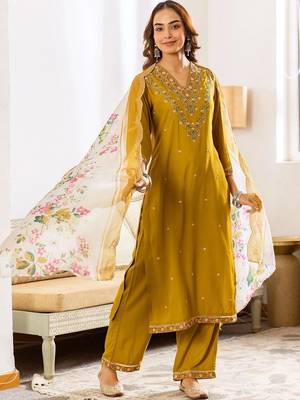 Women Floral Embroidered Regular Thread Work Kurta with Trousers & With Dupatta 6