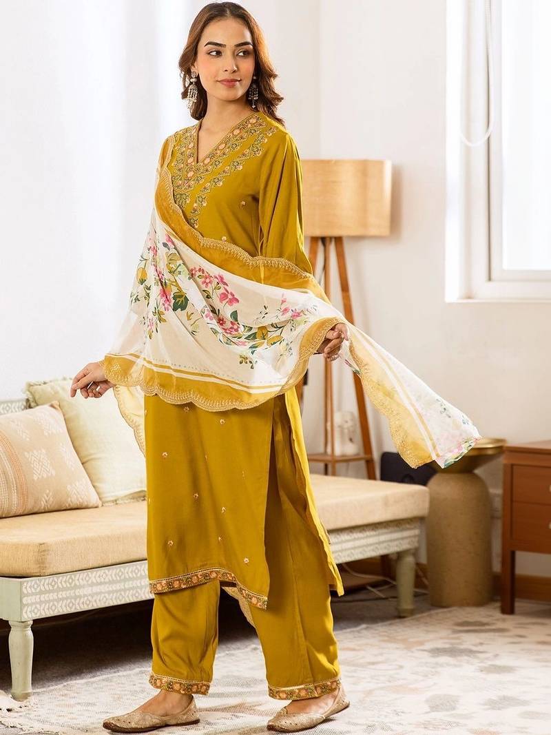 Women Floral Embroidered Regular Thread Work Kurta with Trousers & With Dupatta