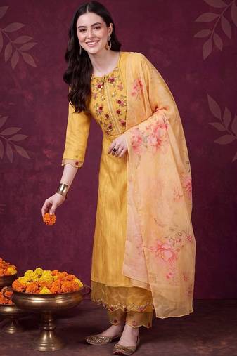 Women Floral Embroidered Regular Thread Work  Cotton Kurta with Trousers & With Dupatta