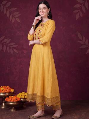 Women Floral Embroidered Regular Thread Work Pure Cotton Kurta with Trousers & With Dupatta 3