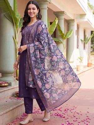 Women Floral Embroidered Regular Thread Work Kurta with Trousers & With Dupatta 1