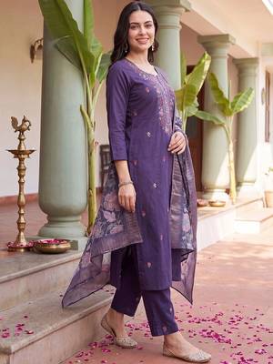 Women Floral Embroidered Regular Thread Work Kurta with Trousers & With Dupatta 3